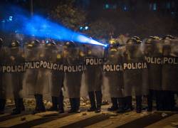 Integrantes de la Policía de Perú custodian durante una manifestación este miércoles, en Lima.