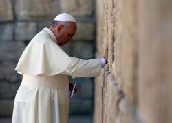 El papa Francisco rezando en el Muro de los Lamentos, el sitio más sagrado del judaísmo, en la Ciudad Vieja de Jerusalén, el 26 de mayo de 2014.