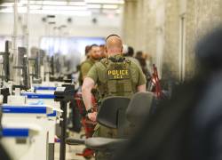 Agentes de CE comprueban las identificaciones en el control de seguridad de la TSA en el Aeropuerto Internacional Hartsfield-Jackson de Atlanta el 27 de marzo de 2026 en Atlanta, Georgia.