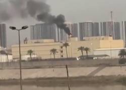 Esta captura de vídeo muestra una columna de humo que sale de la embajada de Estados Unidos en la fortificada Zona Verde de Bagdad, tras un presunto ataque con drones el 14 de marzo de 2026.