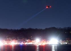 Los equipos de rescate buscan en el río Potomac después de que un avión comercial colisionara con un helicóptero militar en la aproximación al aeropuerto nacional Ronald Reagan de Washington.