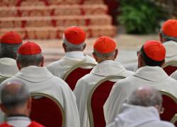 Esta fotografía muestra a cardenales con calabacines rojos como solideos durante la misa del Octavo Novemdiale, después del funeral del Papa.
