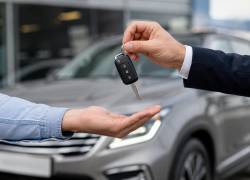 Fotografía referencial que muestra la venta de un auto.