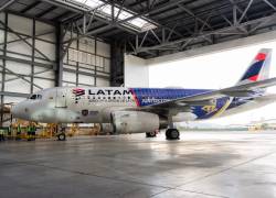 Foto del avión de Latam en un hangar del aeropuerto.