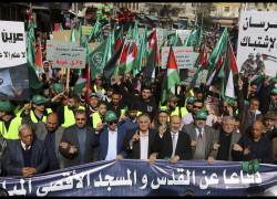 Manifestantes en la capital jordana, Ammán, ondean banderas nacionales y palestinas, así como banderas de los Hermanos Musulmanes, en enero del 2023.
