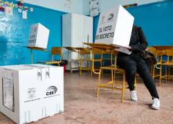 Una persona vota para el referéndum este domingo, en Quito.
