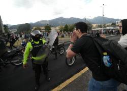 Un estudiante grita consignas a la Policía durante una marcha antigubernamental en apoyo al paro nacional convocado por la CONAIE.