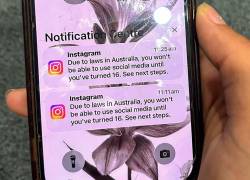 Un adolescente sostiene un teléfono móvil que muestra un mensaje de la plataforma de redes sociales Instagram, después de que la cuenta fuera bloqueada para verificación de edad, en Sídney el 9 de diciembre de 2025.
