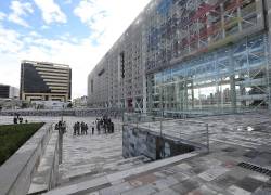 Según el Gobierno, el adelanto del bono navideño es para estimular la economía local.