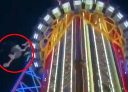 Esta es una captura de pantalla de video de la atracción Orlando Free Fall en Icon Park en Orlando, durante la caída mortal del adolescente.