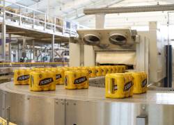 Latas de cerveza Pilsener en una línea de producción.