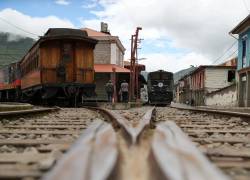 Fotografía de archivo de un tramo y una estación del Tren Nariz del Diablo, en Alausí.