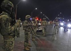 Soldados de la Armada patrullan las calles durante el toque de queda en Guayaquil, Ecuador, el 16 de marzo de 2026.