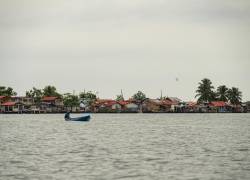 Un pescador de la etnia Guna navega cerca de la isla Gardi Sugdub, en el archipiélago de Guna Yala, Panamá, el 27 de mayo de 2025.