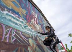 Artista pinta un mural en los exteriores de una vivienda en Manglaralto.