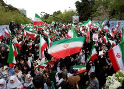 Iraníes se congregan durante un acto conmemorativo, 40 días después de un ataque mortal contra una escuela infantil en la ciudad sureña de Minab, ocurrido el primer día de la guerra, que dejó al menos 165 muertos, la mayoría niños.