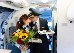 Piloto le propuso matrimonio a su novia azafata en medio de un vuelo