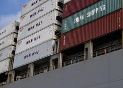 Un miembro de la Armada ecuatoriana realiza un patrullaje de seguridad y vigilancia en el puerto de Guayaquil, Ecuador, el 5 de febrero de 2025. Ecuador celebrará elecciones presidenciales el 9 de febrero.