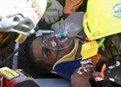 Hernán Gil, superviviente de los terremotos gemelos de Venezuela, recibe asistencia de miembros de equipos de rescate internacionales antes de ser trasladado de urgencia en una ambulancia en Catia La Mar.