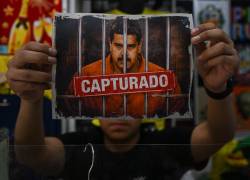 Un hombre muestra una imagen del depuesto presidente venezolano, Nicolás Maduro.