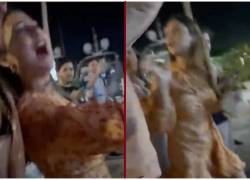 Captura de video viral en el que el cantante puertorriqueño Bad Bunny arroja el celular de una fanática al agua.