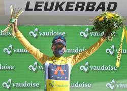 Richard Carapaz posa en el podio con el maillot amarillo de líder, tras etapa ganadora del Tour de Suisse.