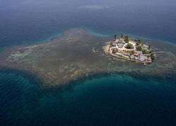 Vista aérea de la isla turística de Nurdub, en la Comarca Indígena Guna Yala, Panamá, en el Mar Caribe, tomada el 29 de agosto de 2023. En una pequeña isla del Caribe, cientos de personas se preparan para hacer las maletas y trasladarse para escapar.