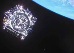 En esta imagen fija de una transmisión de televisión de la NASA, el Telescopio Espacial James Webb se separa del cohete Ariane 5 de Arianespace después de su lanzamiento desde el Puerto Espacial Europeo, el Centro Espacial de Guayana en Kourou, Guayana Francesa, el 25 de diciembre de 2021.