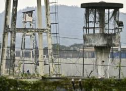 Vista de torres de vigilancia abandonadas dentro del perímetro de la prisión Guayas 1, en Guayaquil.