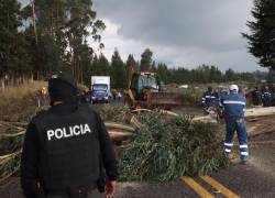 Cierres viales en la ruta Tabacundo - Cajas y Cayambe . Fotos :API / Rolando EnrÃ­quez