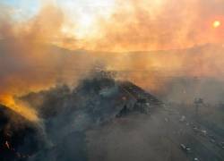 Imagen aérea de una vía aprisionada por el humo.