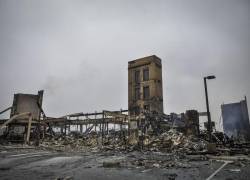 Los restos del Element Boulder Superior Hotel se ven después del incendio Marshall el 31 de diciembre de 2021 en Louisville, Colorado.
