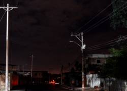 Vista de algunos barrios de Ecuador que permanecen sin energía, en una fotografía de archivo.
