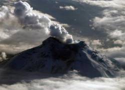 Según el registro del Instituto Geofísico, la ceniza se dirigió al suroeste del volcán, que escasea de poblaciones. Además, la columna alcanzó los 2,4 kilómetros de altura sobre la cumbre.