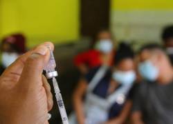 El municipio de Guayaquil dió inicio a la vacunación mediante brigadas fijas que estarán ubicadas en sectores con mayor incidencia de casos de covid-19, en la gráfica brigada en el sector del Guasmo sur.