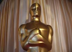 Una estatua del Oscar aparece en la alfombra roja de la 96.ª edición de los Premios Anuales de la Academia en el Dolby Theatre de Hollywood, California.