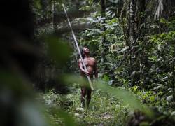 Kominta, un indígena waorani, sale de cacería en la comunidad waorani de Bameno, Ecuador, el 29 de julio de 2023.