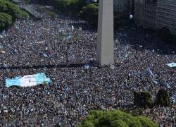 En esta vista aérea, los fanáticos de Argentina se reúnen en el Obelisco para celebrar la victoria en la Copa del Mundo de Qatar 2022 contra Francia en Buenos Aires, el 18 de diciembre de 2022.