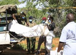 Forenses e investigadores examinan los cadáveres de las fosas donde enterraron en Kilifi (Kenya) a los presuntos miembros de una secta cristiana que ayunaron hasta morir en el sur de Kenia para reunirse con Jesucristo.