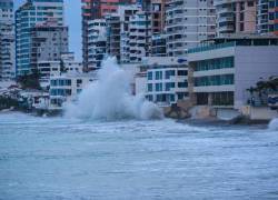 En las costas de Salinas, provincia de Santa Elena, se ha reportado que las olas golpean viviendas e incluso el malecón. El fuerte oleaje se mantendrá por varios días, según las autoridades.