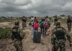 A bordo de una camioneta, un contingente policial bordea la desolada orilla del río Zarumilla, en la frontera entre Perú y Ecuador, en una estéril lucha contra los grupos mafiosos que operan en la zona, porque los avances que logran de día se evaporan por la noche.