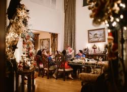 Familia reunida en la mesa celebrando Navidad.