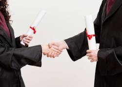 Becas para obtener el título de tercer nivel en carreras relacionadas con la comunicación.