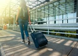 Fotgorafía referencia de un turista llegando a una ciudad.