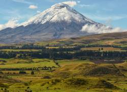 Vista panorámica del volcán Cotopaxi con cielos despejados.