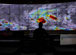 Una pantalla de un centro de operaciones de emergencia filipino rastrea la trayectoria de la tormenta