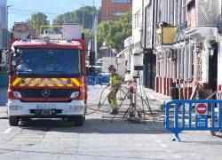 Un bombero sostiene tuberías frente a una discoteca un día después de un incendio que mató al menos a trece personas en una discoteca de Murcia, el 2 de octubre de 2023.