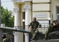 Combatientes del grupo paramilitar Wagner sentados sobre un tanque, en la ciudad rusa de Rostov.