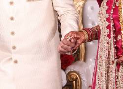 Muere el novio y la novia se encuentra grave tras consumir veneno en su boda en la India.
