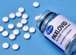 El tratamiento de Pfizer, llamado Paxlovid, consiste en dos píldoras diarias tomadas durante cinco días.